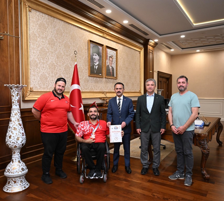 Başiskele Gençlik ve Spor İlçe Müdürlüğü Spor Kulübü, Vali İlhami Aktaş'ı Ziyaret Etti