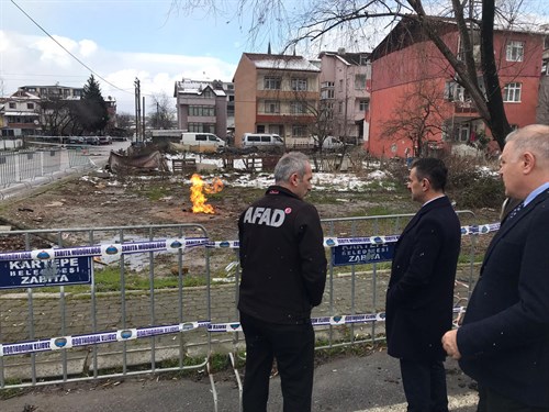 Vali İlhami Aktaş, Kartepe İlçemizdeki Metan Gazı Yangınında İncelemelerde Bulundu